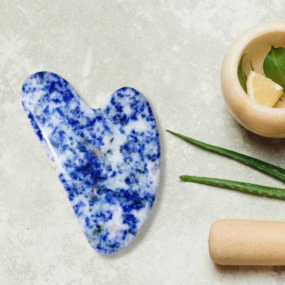 Sun & Sia - Gua Sha en Pierre Naturelle - Sodalite bleue - Massage Visage et Corps -Stimuler la Circulation - Peau Ferme et Lifting - Image 2