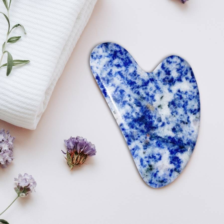 Sun & Sia - Gua Sha en Pierre Naturelle - Sodalite bleue - Massage Visage et Corps -Stimuler la Circulation - Peau Ferme et Lifting - Image 1