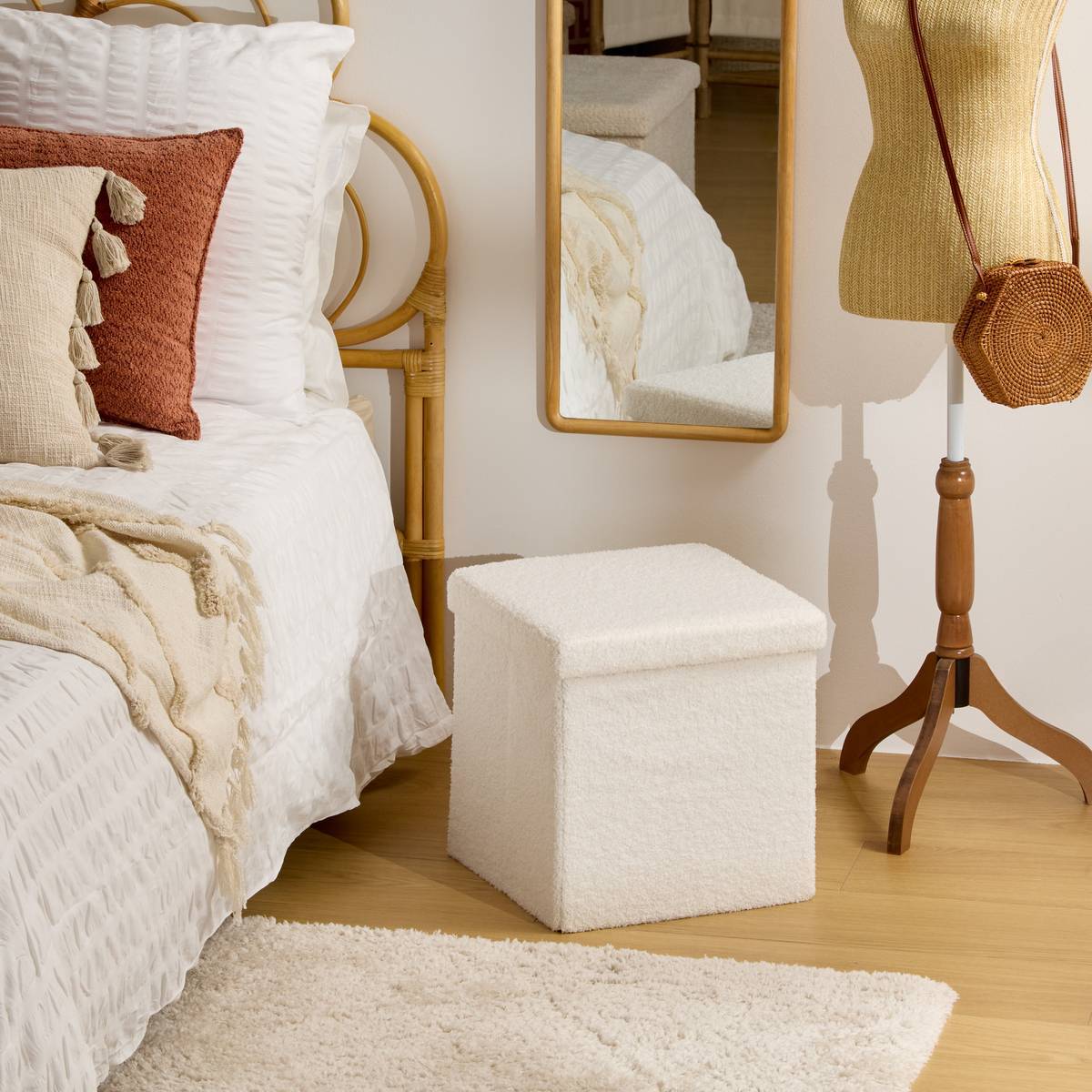 Atmosphera - Pouf Pliable Coffre Jaiko en Bouclette Blanc 38x38cm - Atmosphera Créateur d'intérieur - Image 1