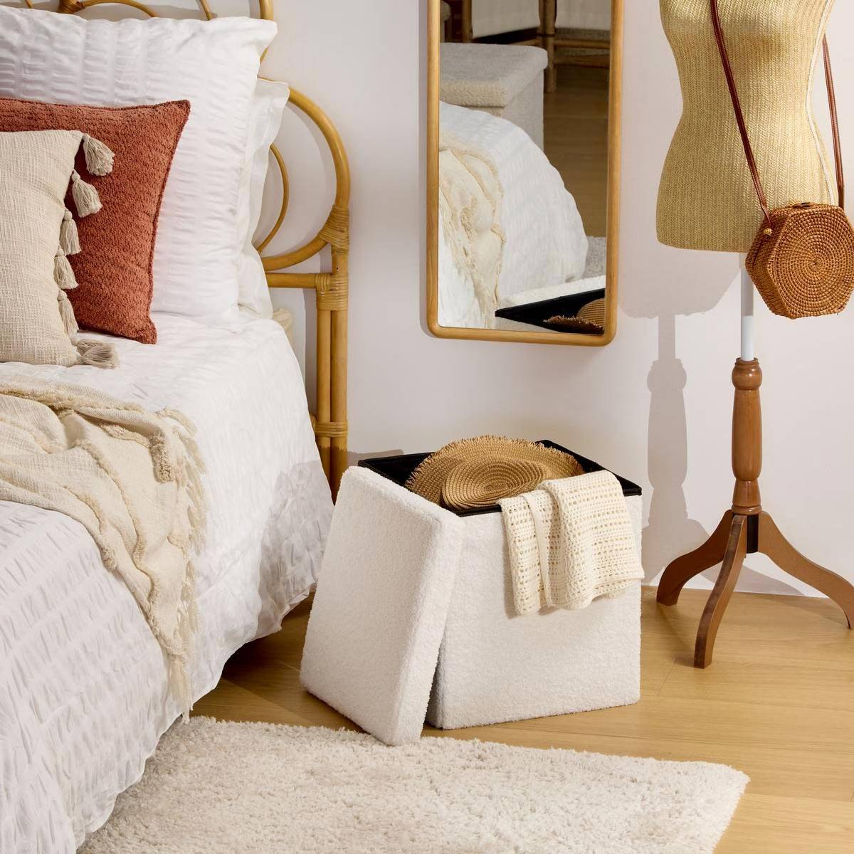 Atmosphera - Pouf Pliable Coffre Jaiko en Bouclette Blanc 38x38cm - Atmosphera Créateur d'intérieur - Image 4