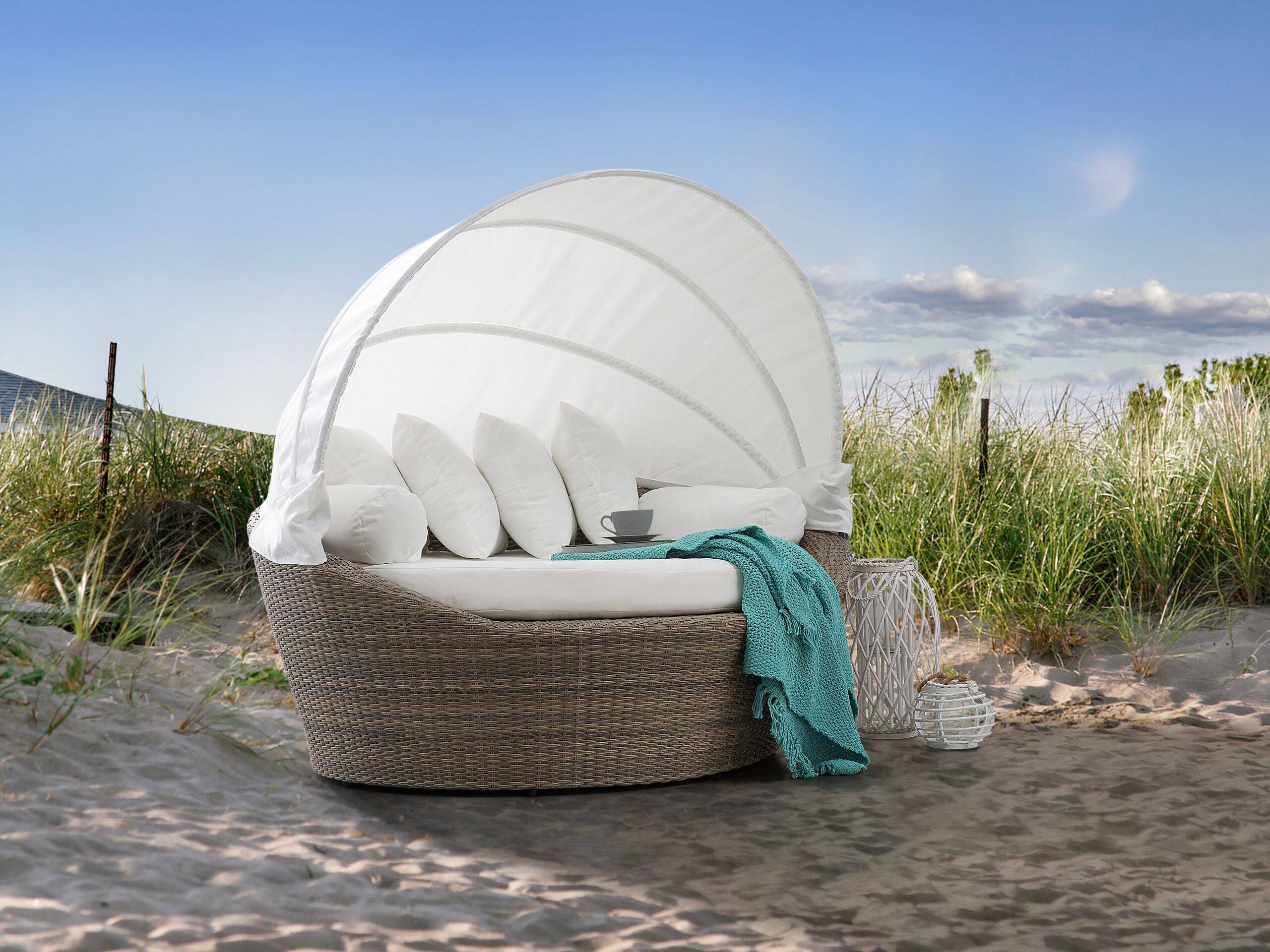 Beliani - Lit de Jardin en Rotin Marron et Coussins Blancs Pare-Soleil Intégré Confortable Pratique et Élégant pour Extérieur au Design Moderne Beliani - Imagen 2