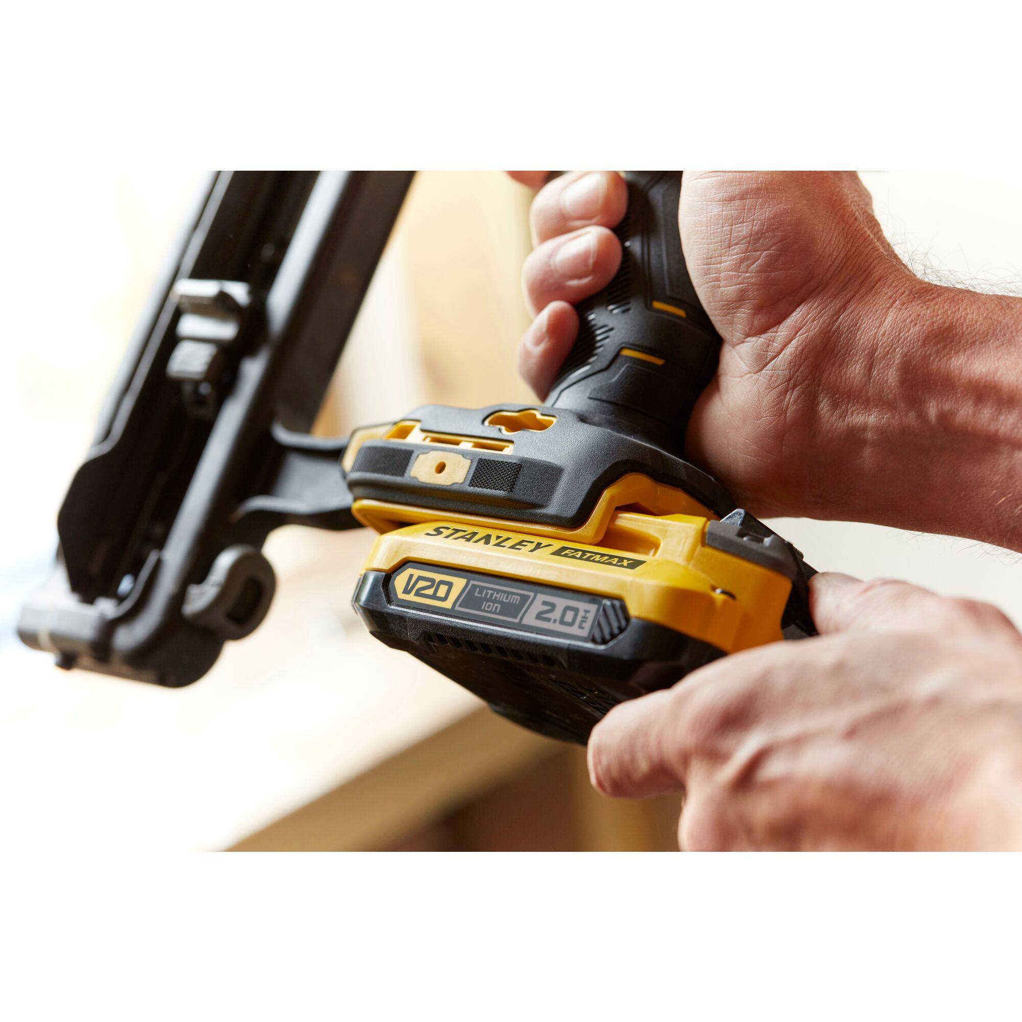 stanley - Cloueur de Finition 16g Sans Fil STANLEY FATMAX V20 SFMCN616D2K-QW avec 2 Batteries Li-Ion 18 V 2,0 Ah, 1 Chargeur et 1 Malette de Transport - Image 4