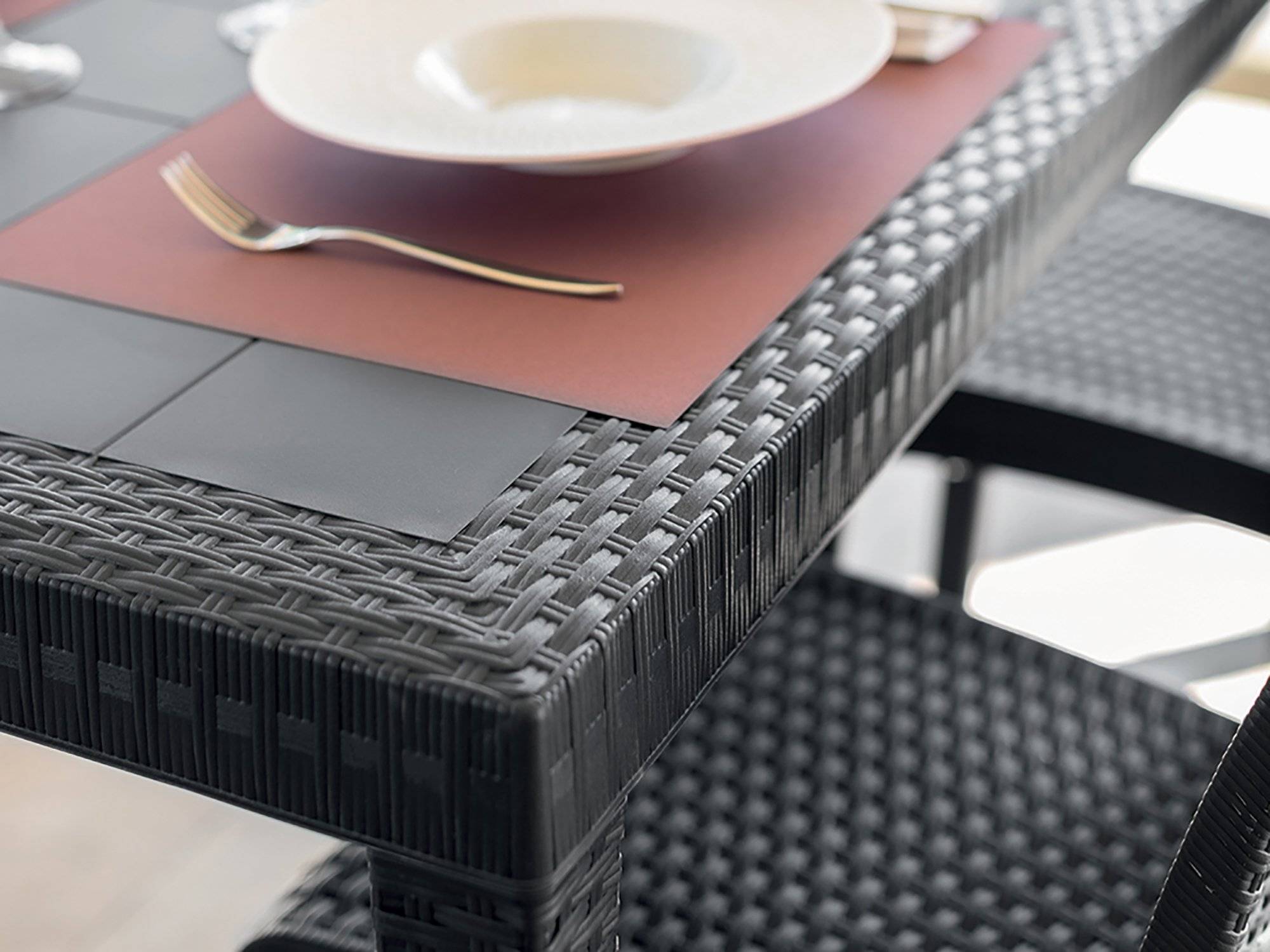 Dmora - Table d'extérieur Marte, Etagère carrée fixe, Table de jardin polyvalente effet rotin, 100% Made in Italy, 80x80h74 cm, Anthracite - Dmora - Imagen 4