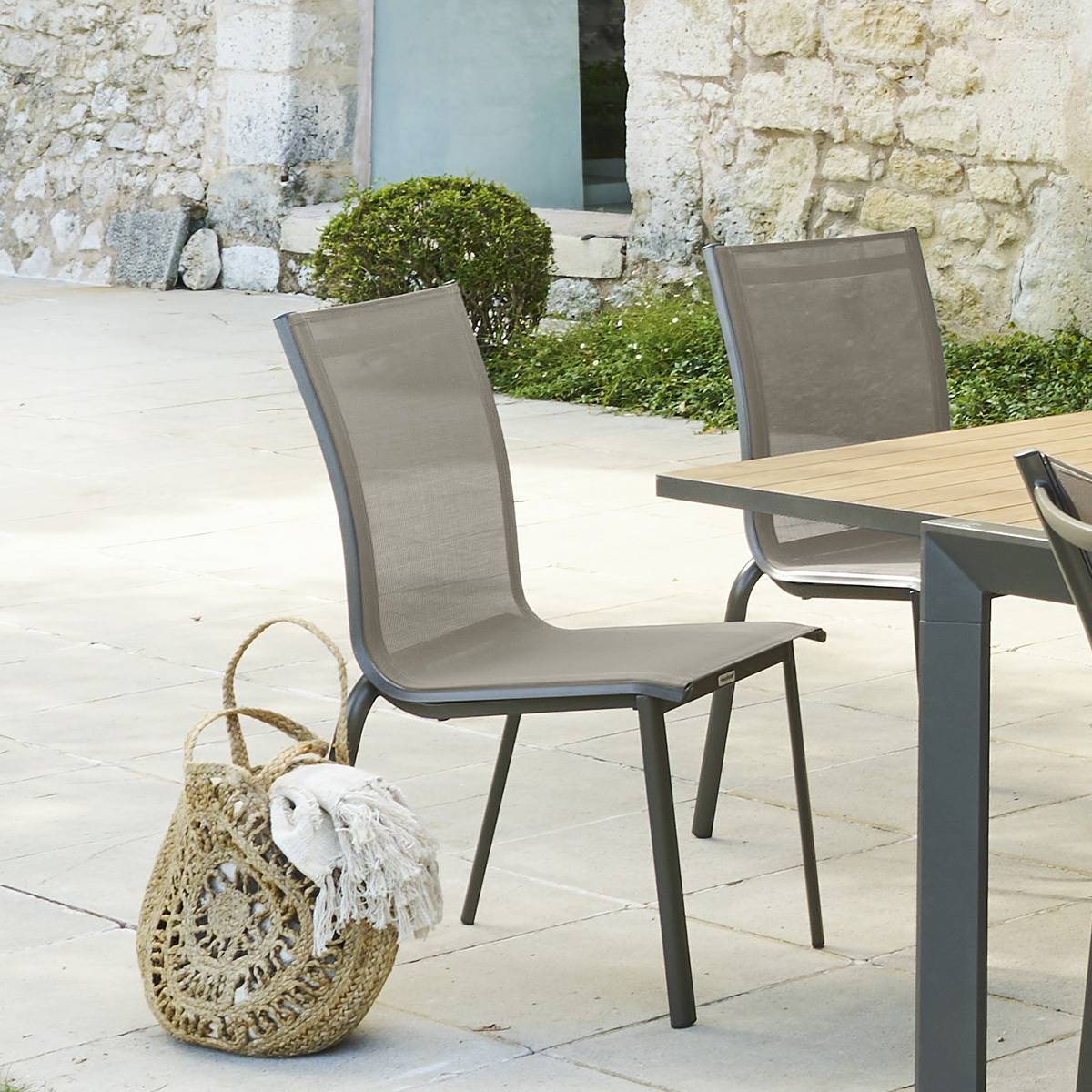Hesperide - Chaise de jardin empilable "Axant" wengé & praline en aluminium traité époxy Hespéride - Image 1