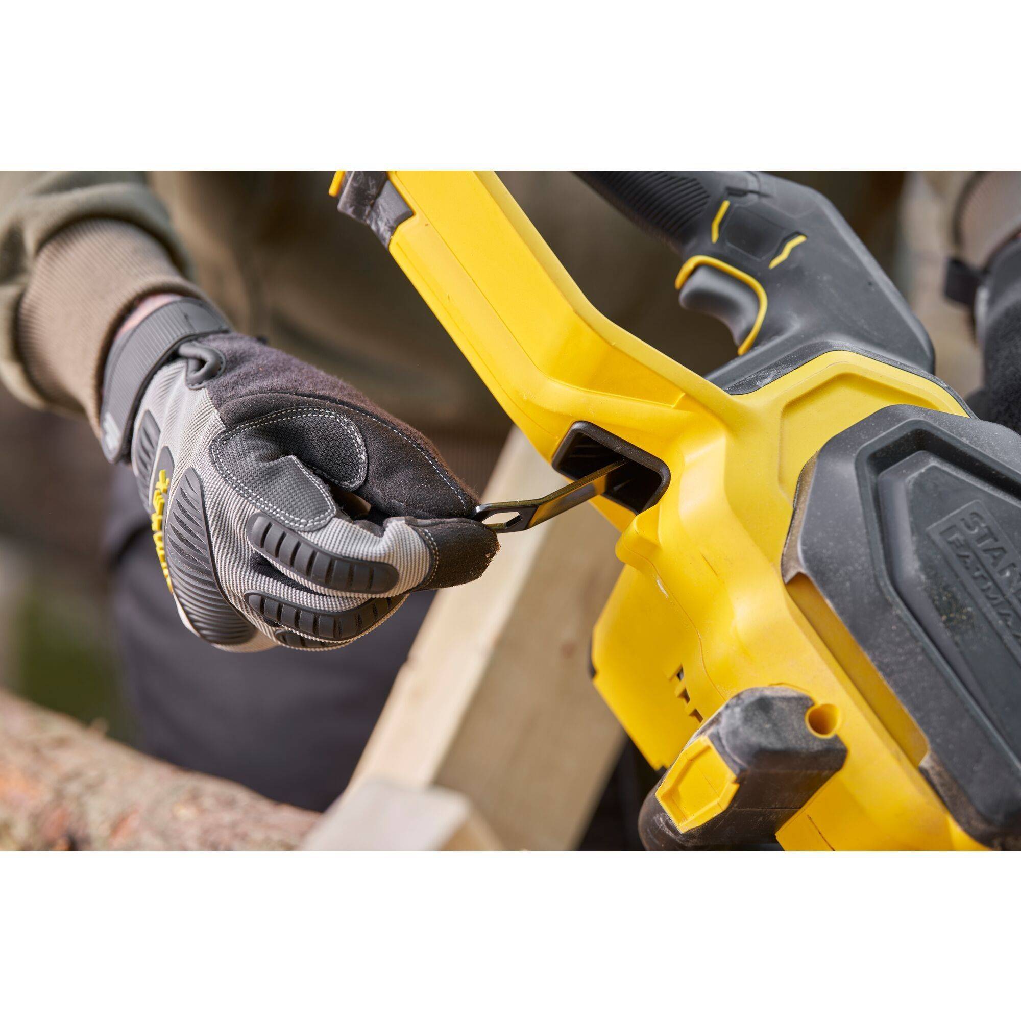 stanley - "STANLEY FATMAX V20 - Tronçonneuse 30 cm BRUSHLESS 18V - 1 x 4 Ah - SFMCCS730M1-QW " - Image 3