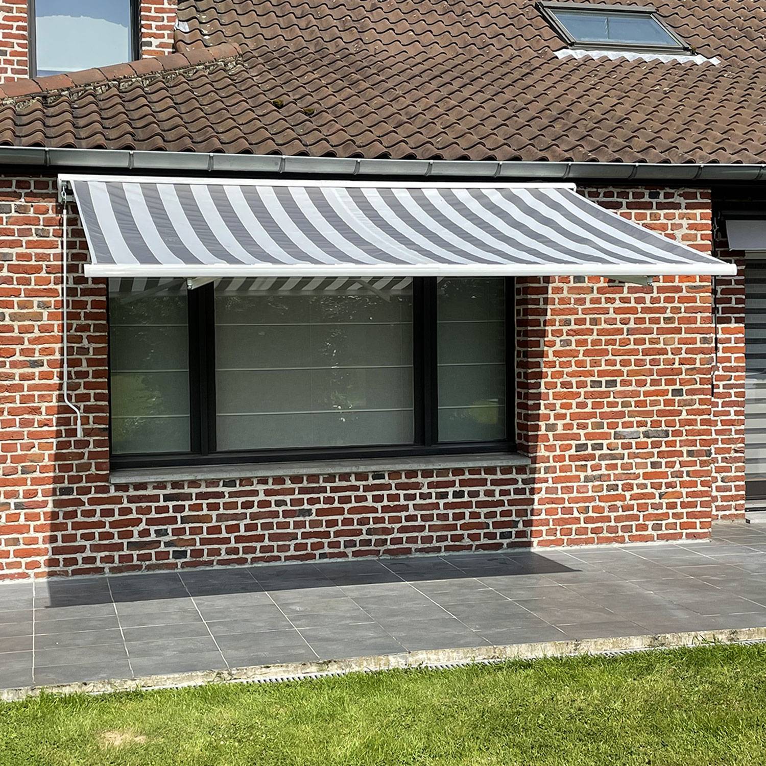 Store banne SAULE 3,5 × 3m avec semi-coffre - Toile rayée blanche/grise et structure blanche - HAPPY GARDEN - Imagen 5