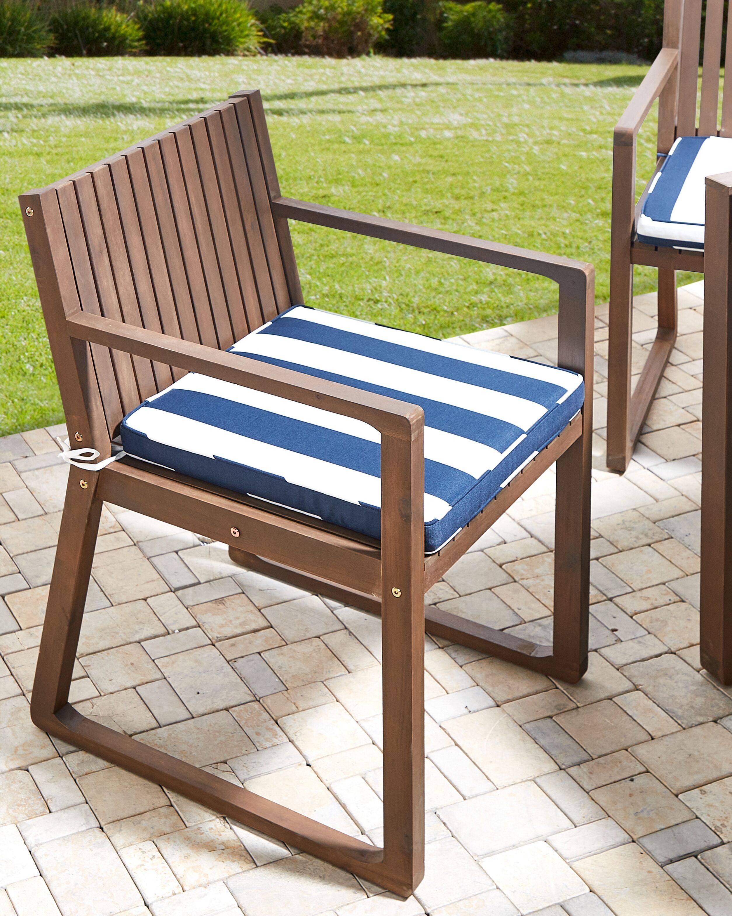Beliani - Set 8 Chaises de Salle à Manger Extérieur en Bois d'Acacia Foncé avec Coussins Rayés Bleu Marine et Blanc Jardin Rustique - Imagen 2