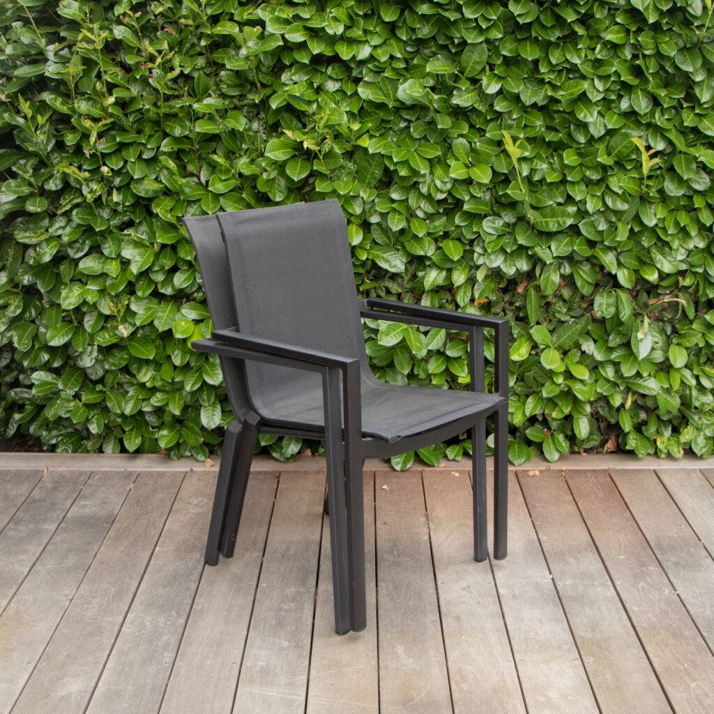 Wilsa Garden - Ensemble BLACKSTAR 8/12p en aluminium noir et verre noir avec 8 fauteuils et 4 chaises pliantes en aluminium et textilène - Imagen 6