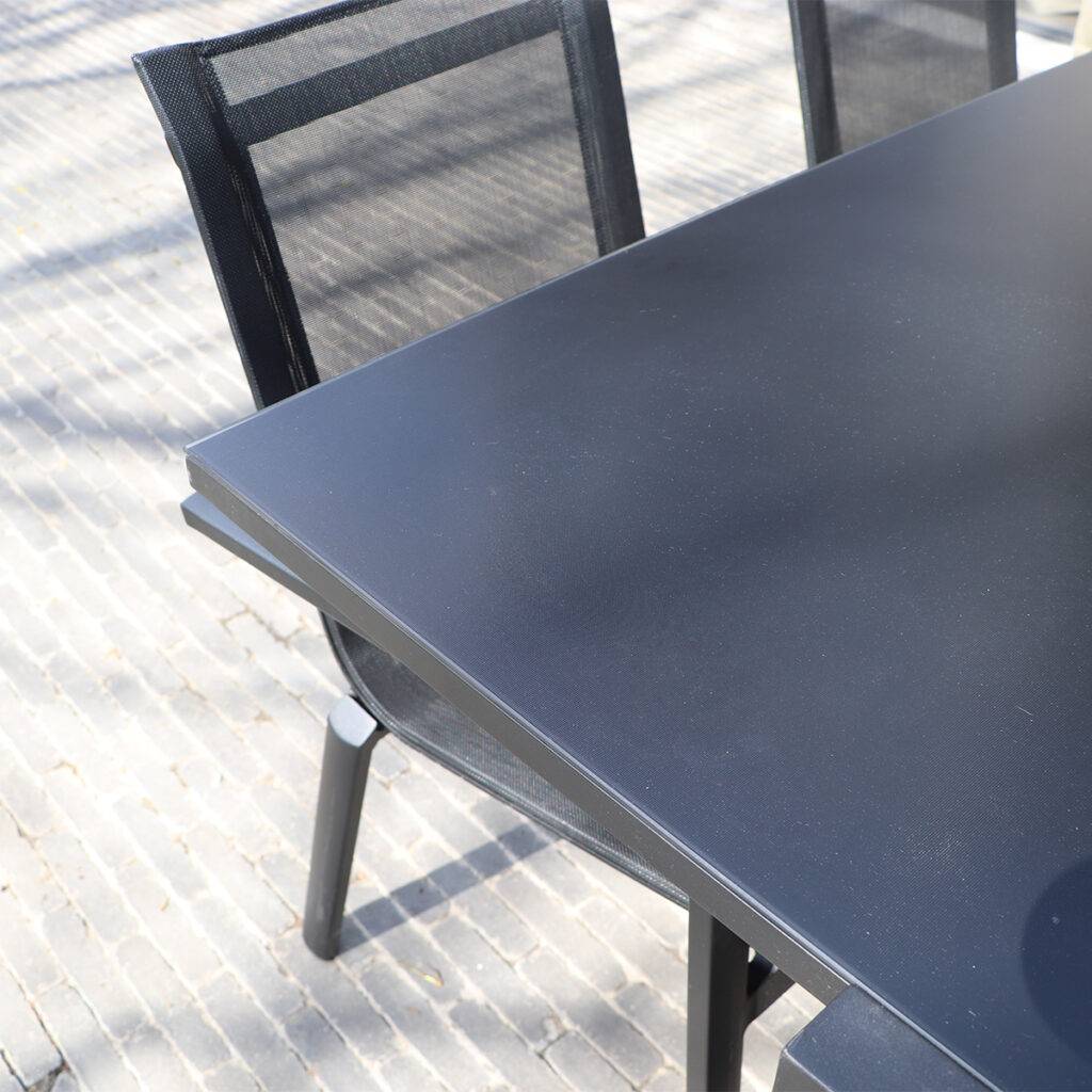 Wilsa Garden - Ensemble BLACKSTAR 8/12p en aluminium noir et verre noir avec 8 fauteuils et 4 chaises pliantes en aluminium et textilène - Imagen 3