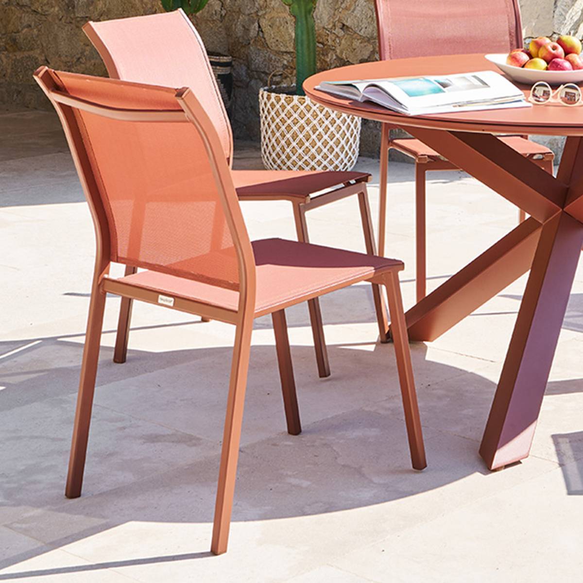 Hesperide - Chaise de jardin Essentia empilable acajou - Hespéride