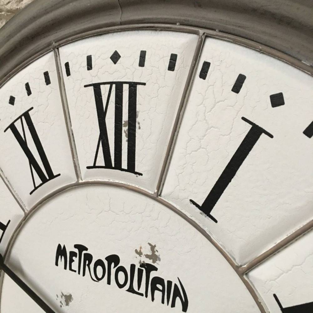 Grande horloge murale décorative vintage salon métal gris blanc 100cm Chemin de campagne - Imagen 4