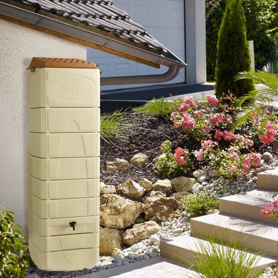 sweeek - Récupérateur d'eau mural Naussac 650L Beige avec kit raccord chéneau inclus - Image 1