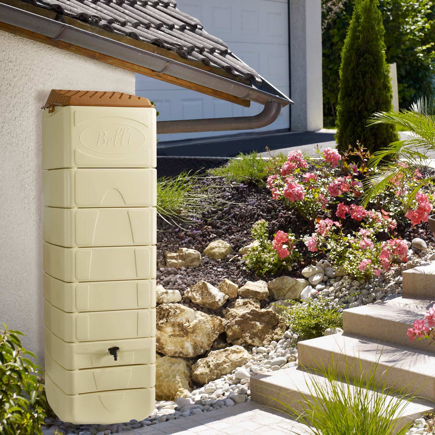 sweeek - Récupérateur d'eau mural Naussac 650L Beige avec kit raccord chéneau inclus - Image 1