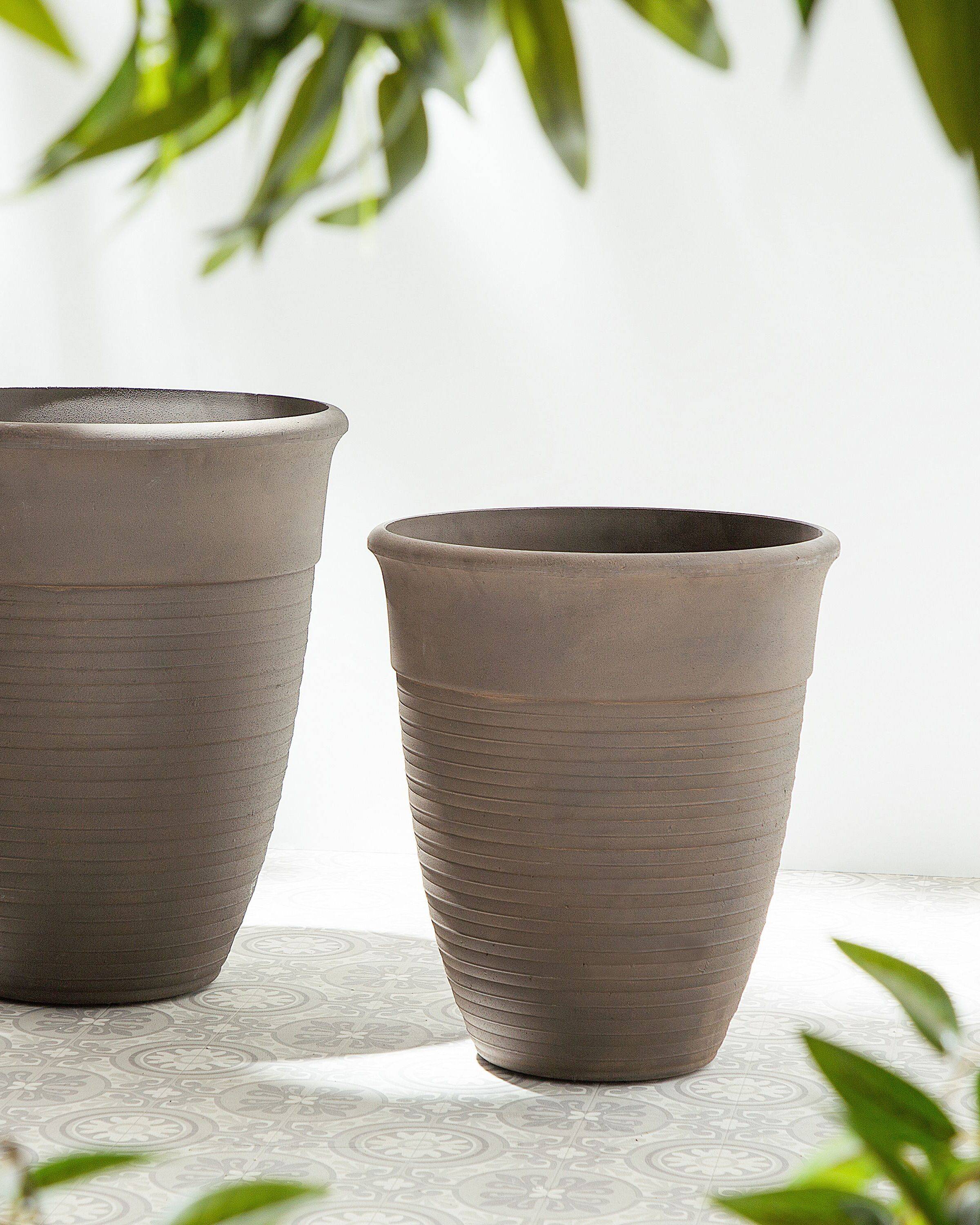 Beliani - 2 Cache-Pots Marron en Forme de Vase Diamètre 43 cm Pots de Fleurs en Pierre et Polyrésine de Style Vintage pour Extérieur et Intérieur - Imagen 2