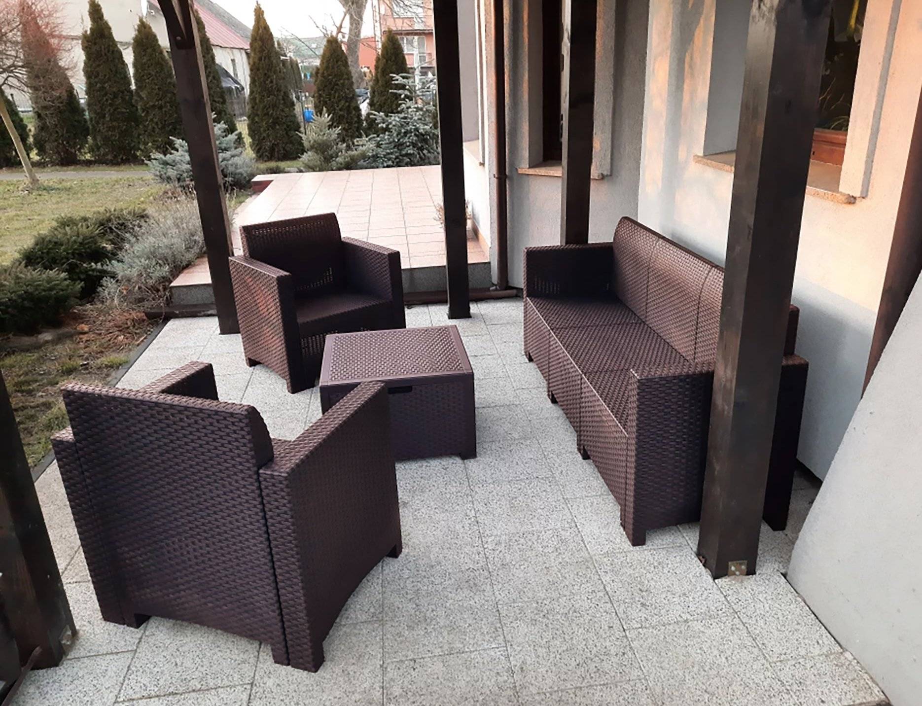 Dmora - Ensemble de salon d'extérieur Dmuh, Salon de jardin avec coussins, Salon d'intérieur effet rotin, 100% Made in Italy, Marron - Dmora - Imagen 4