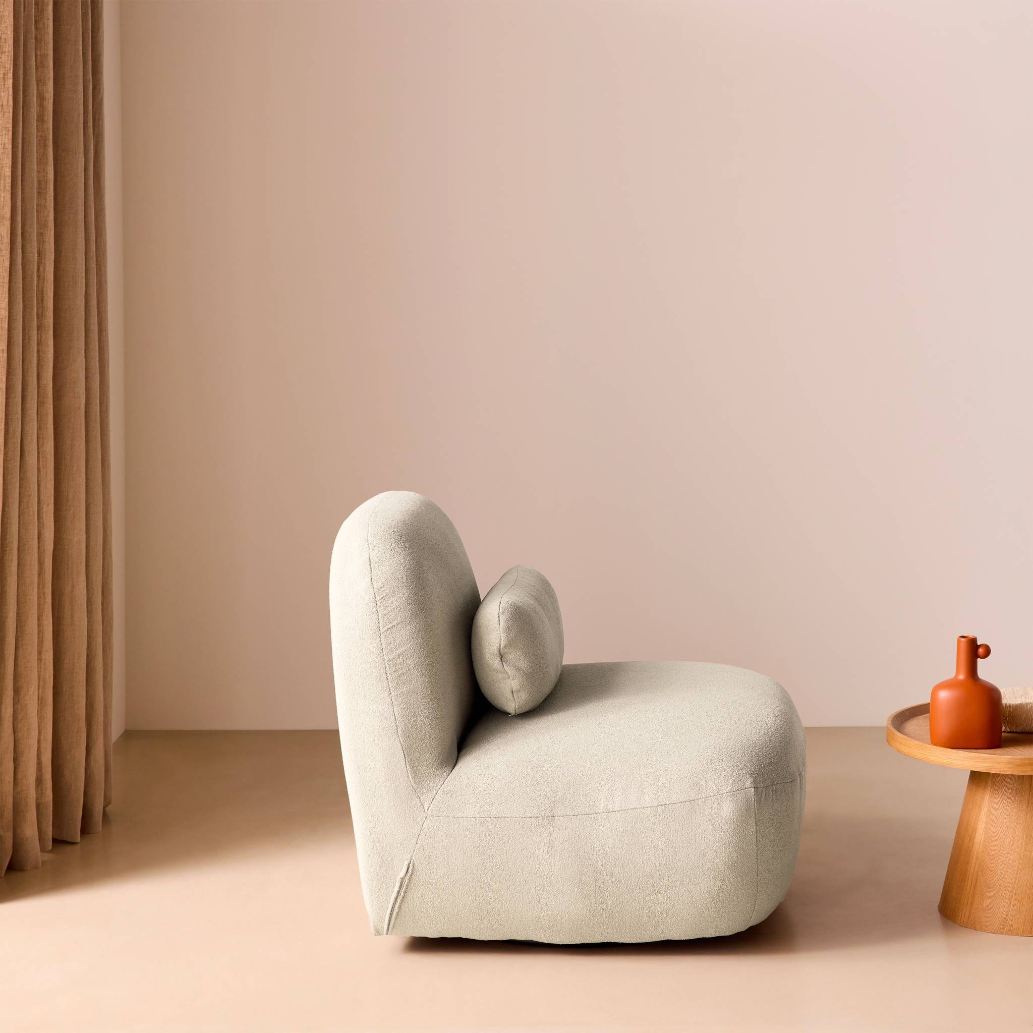 sweeek - Fauteuil pivotant 360° en bouclette texturée blanc crème. piètement en métal noir mat - SPINO | sweeek - Image 6
