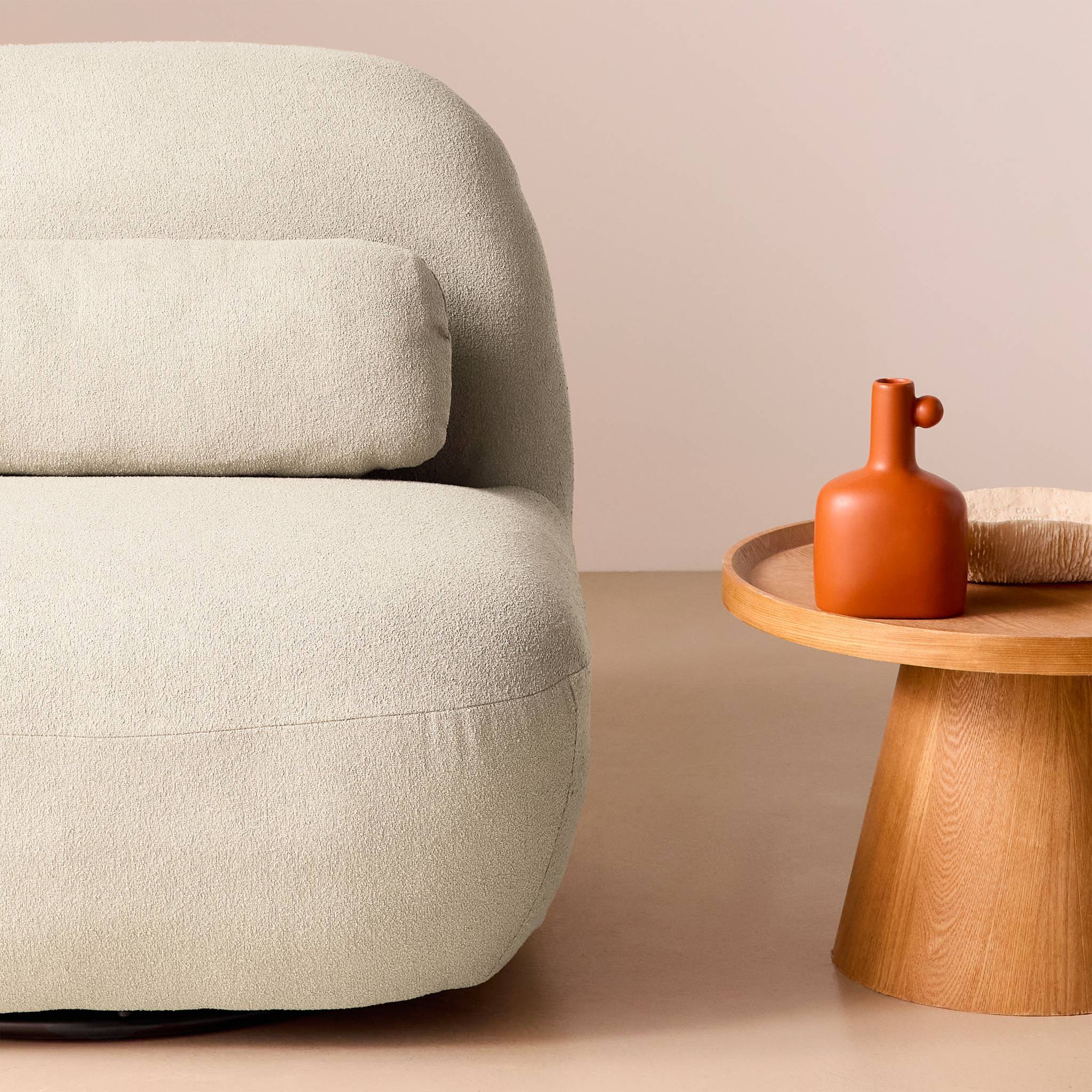 sweeek - Fauteuil pivotant 360° en bouclette texturée blanc crème. piètement en métal noir mat - SPINO | sweeek - Image 3
