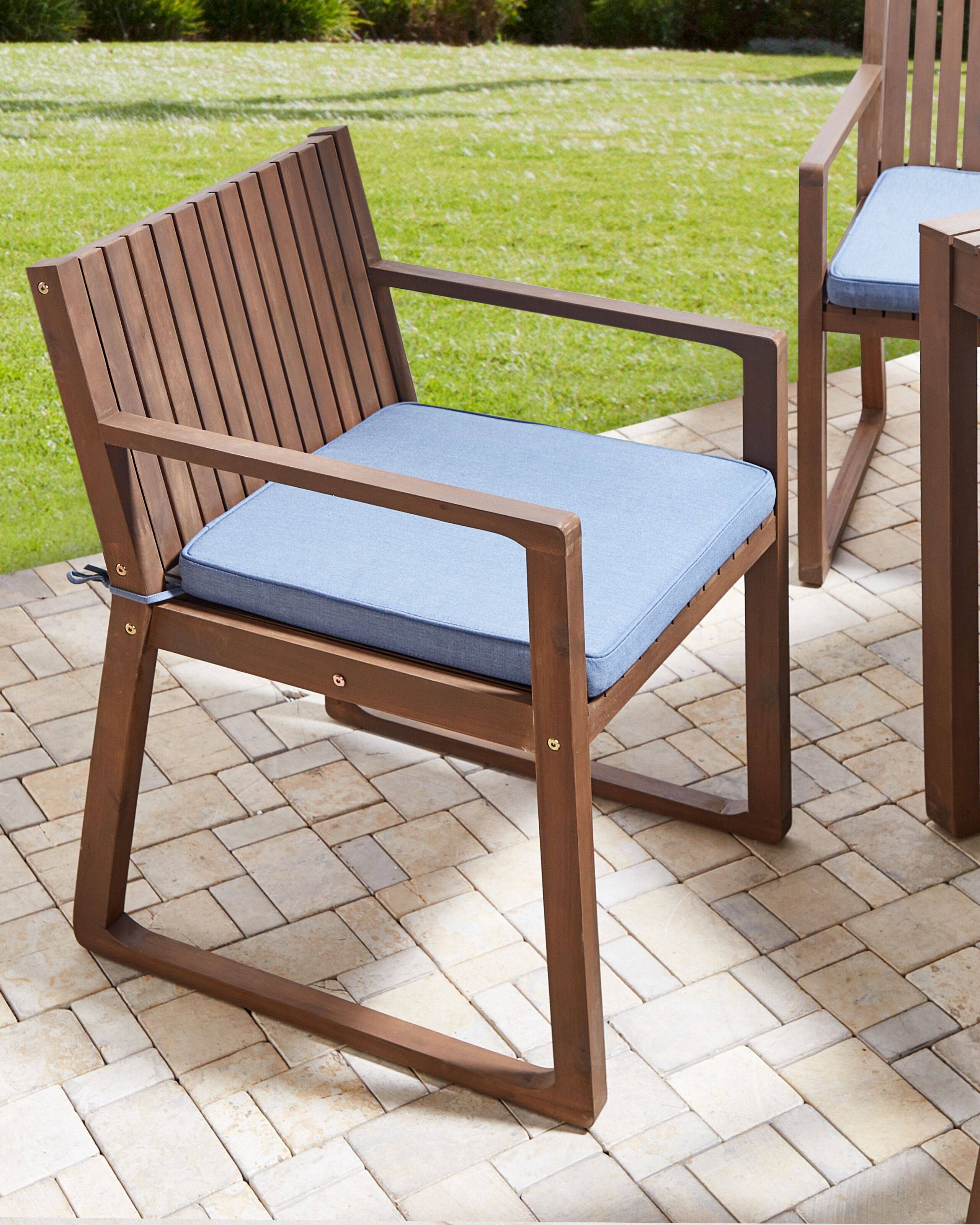 Beliani - Set 8 Chaises de Salle à Manger Extérieur en Bois d'Acacia Foncé avec Coussins Bleus Jardin Rustique - Imagen 2