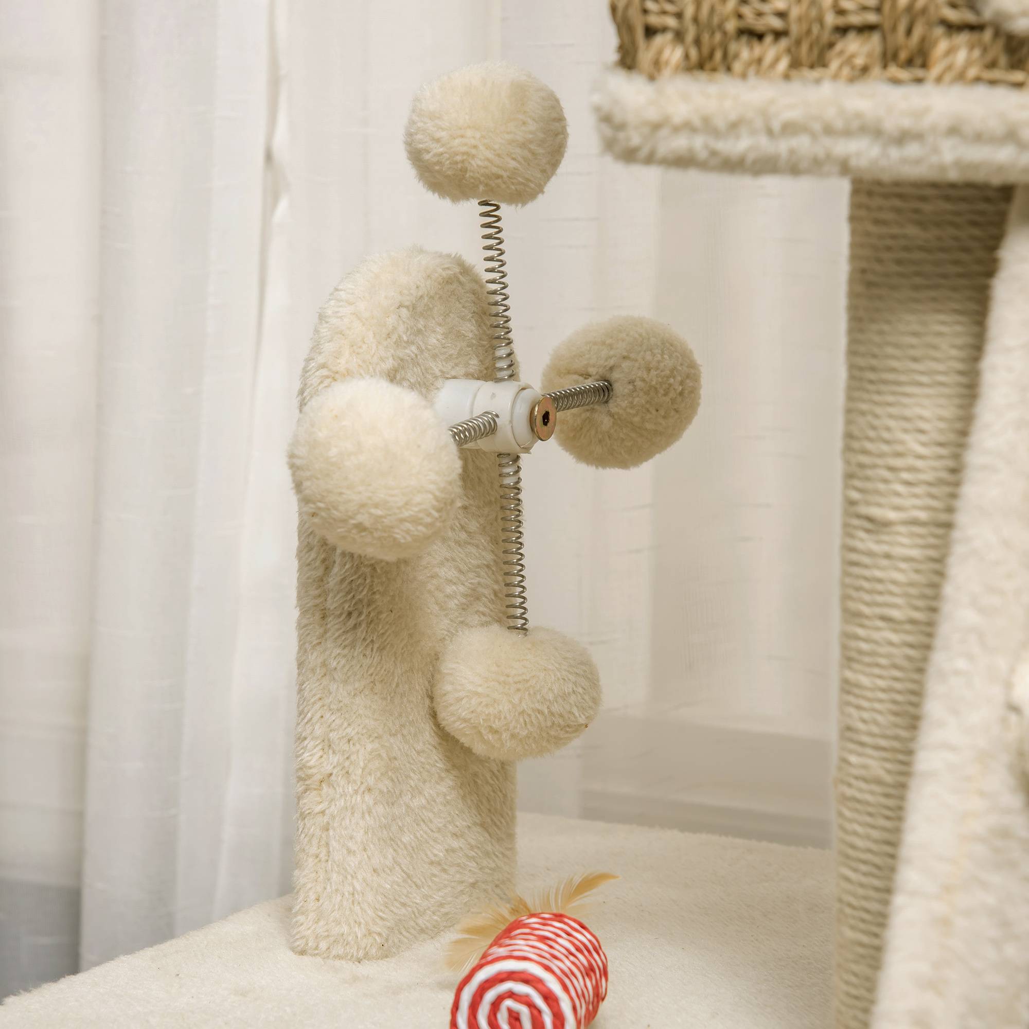 avec une niche pour chat comprenant un jouet, une peluche en sisal, kaki, beige et café - Image 9