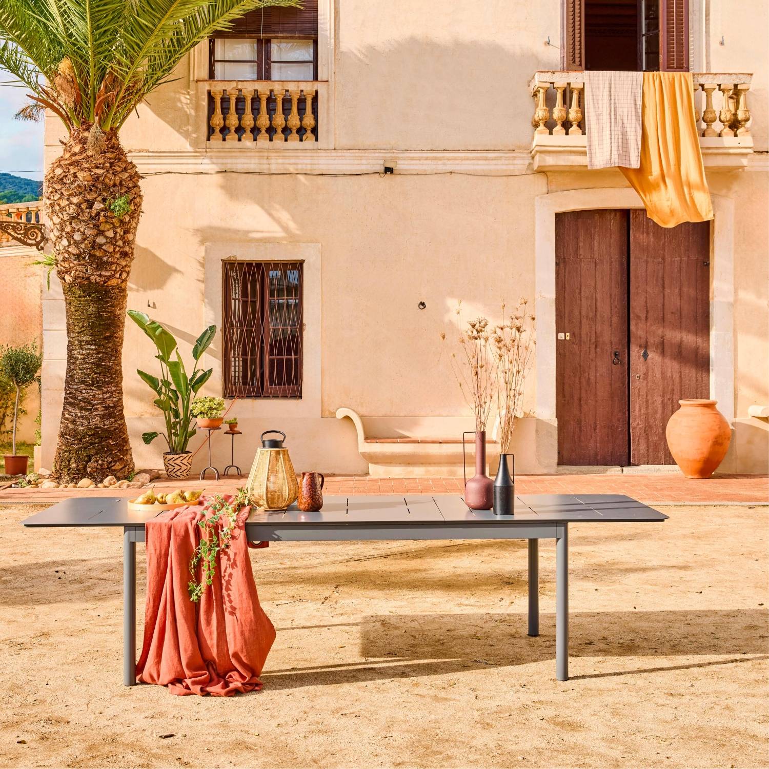 sweeek - Table de jardin CHARLESTON extensible aluminium anthracite. 8 places. 210/300 x 100 x 75.5 cm | sweeek - Image 1