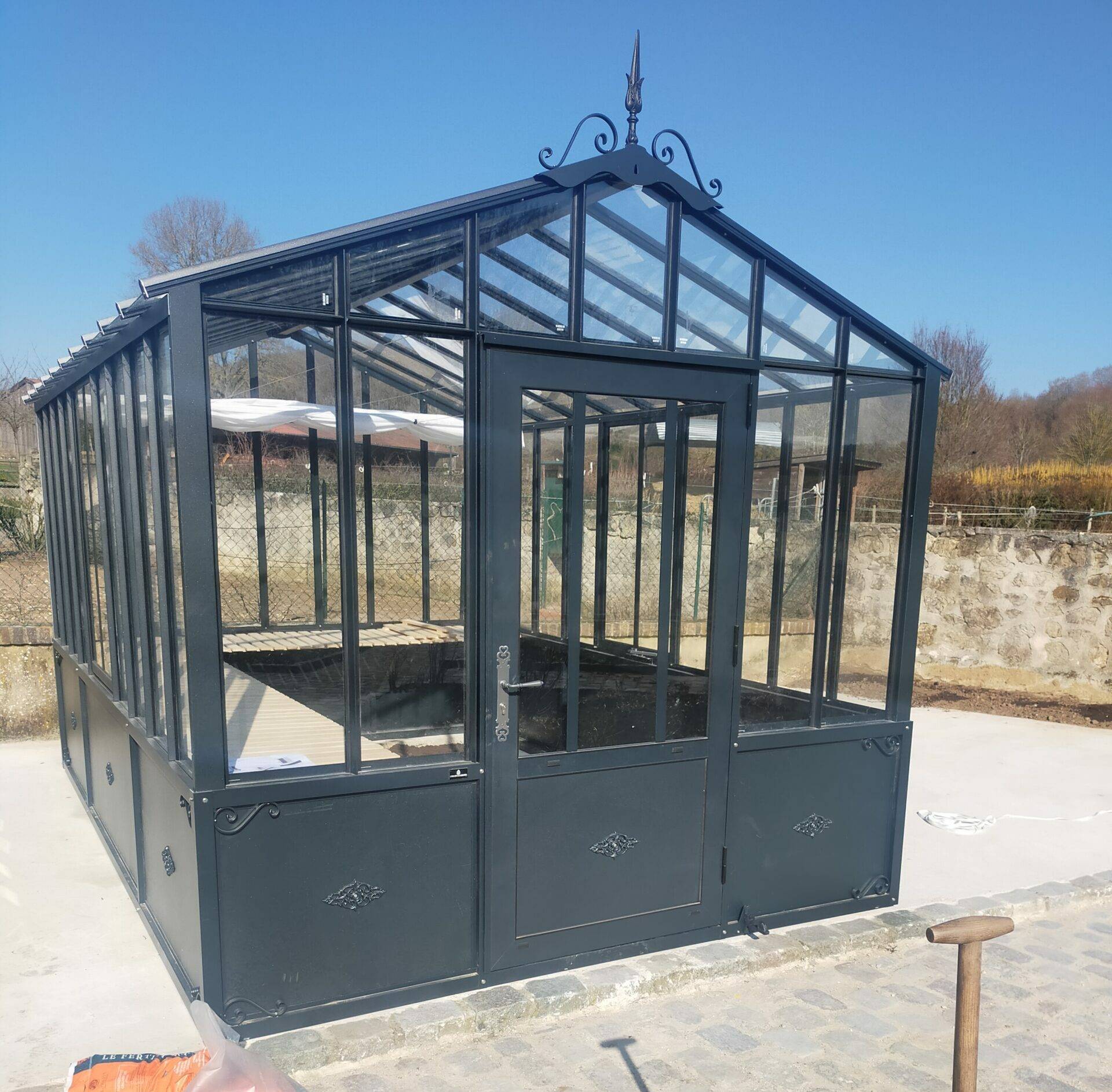 12m²  -  Serre en verre à l'ancienne - Joséphine Soubassement - Aluminium - 12m² - Gris Anthracite Structuré - L'atelier Des Serres - Imagen 2
