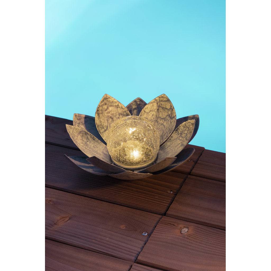 Nénuphar solaire en métal vieilli 22 cm – éclat paisible et reflets magiques sur les pétales. - Image 3
