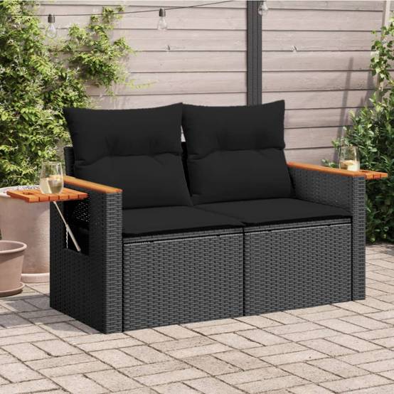Canapé Extérieur 2 Places Poly Rotin avec Tablettes Latérales et Bois Acacia – Noir – ComfortXL Outdoor Living - Image 1