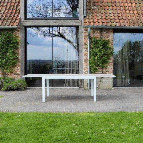 Table Tulum 6/10 personnes structure aluminium blanche, plateau en aluminium décors bois gris - Image 4
