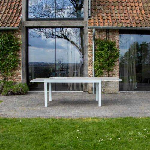 Table Tulum 6/10 personnes structure aluminium blanche, plateau en aluminium décors bois gris - Image 3