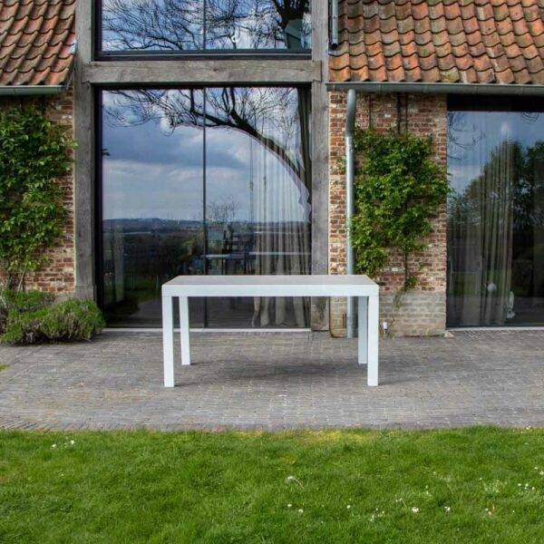 Table Tulum 6/10 personnes structure aluminium blanche, plateau en aluminium décors bois gris - Image 2