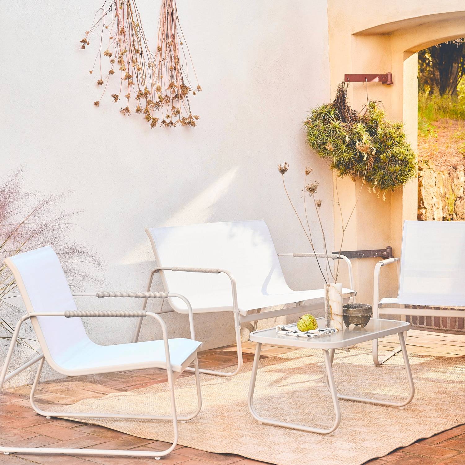 sweeek - Salon de jardin blanc NOTO acier. 4 places. un canapé. une table. deux fauteuils textilene | sweeek