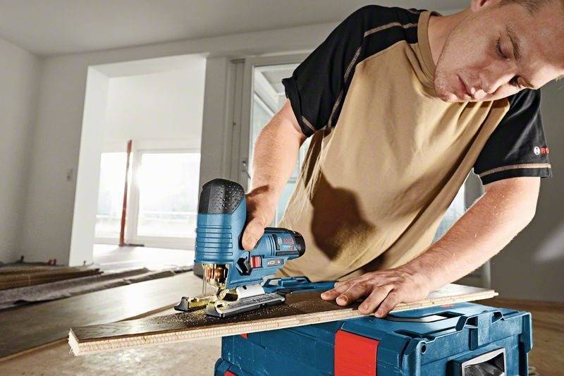 Bosch - Scie sauteuse BOSCH GST 12V-70 Professional - 2 batteries 12 V 3.0Ah, coffret, 2 lames Bois - 06015A1005 - Image 2