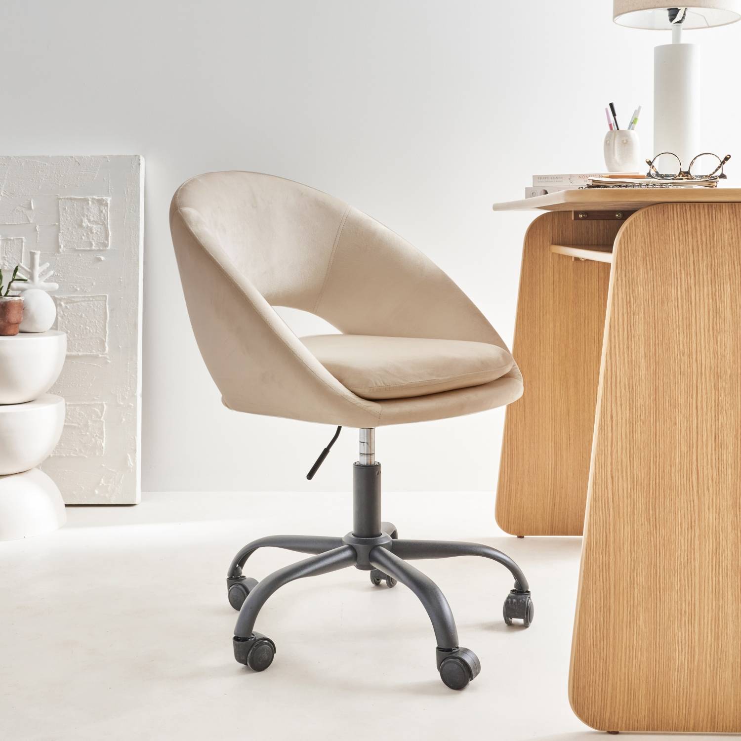 sweeek - Chaise de bureau ronde à roulettes en velours blanc cassé. Pam. L 59 x P 60 x H 79 / 89cm | sweeek
