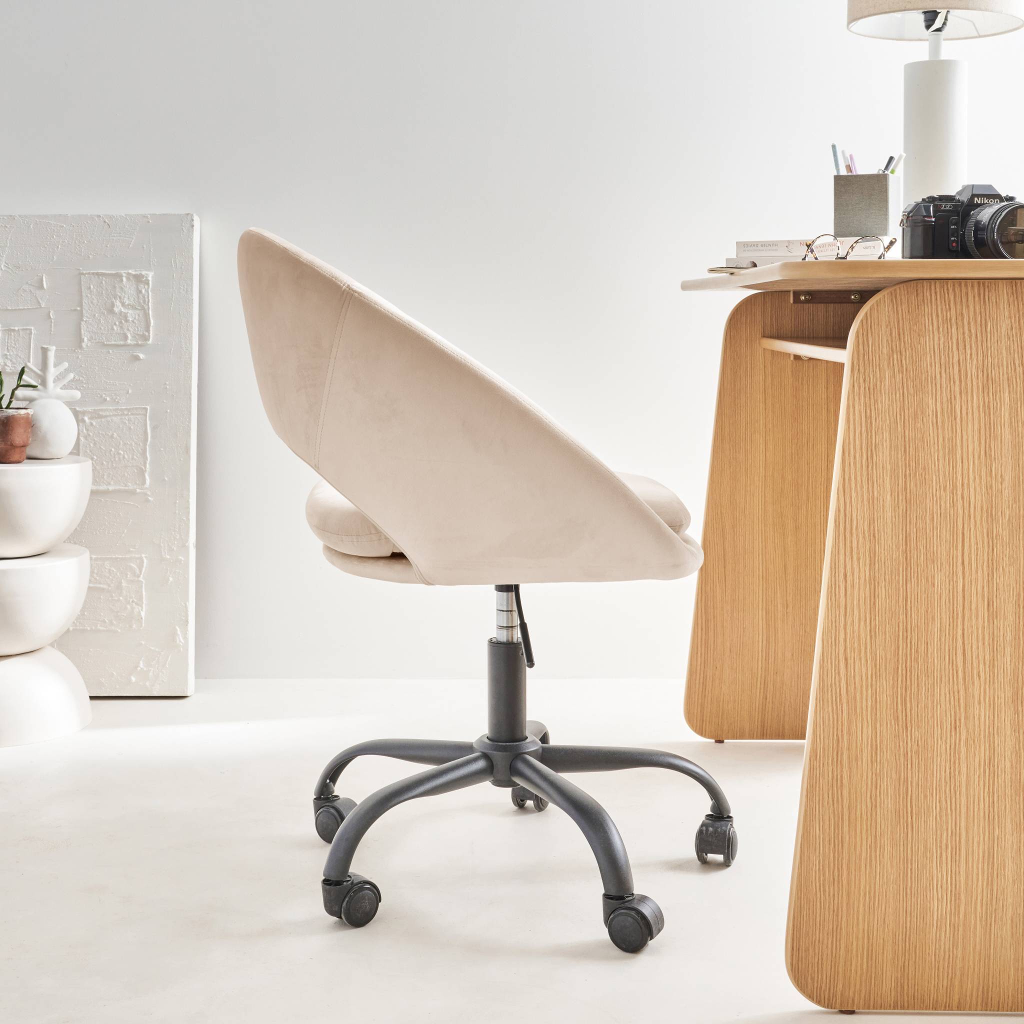 sweeek - Chaise de bureau ronde à roulettes en velours blanc cassé. Pam. L 59 x P 60 x H 79 / 89cm | sweeek - Image 5