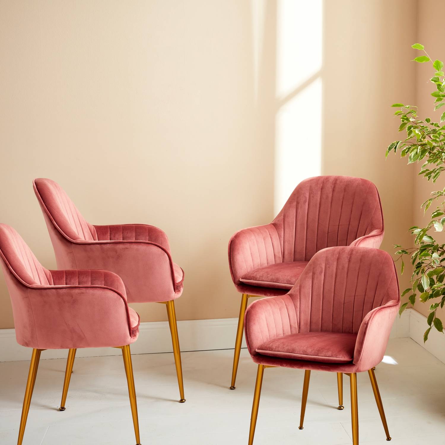 Lot de 4 fauteuils en velours vieux rose et pieds en métal noir. Shella L 57 x P 59 x H 84.5 | sweeek - Image 1