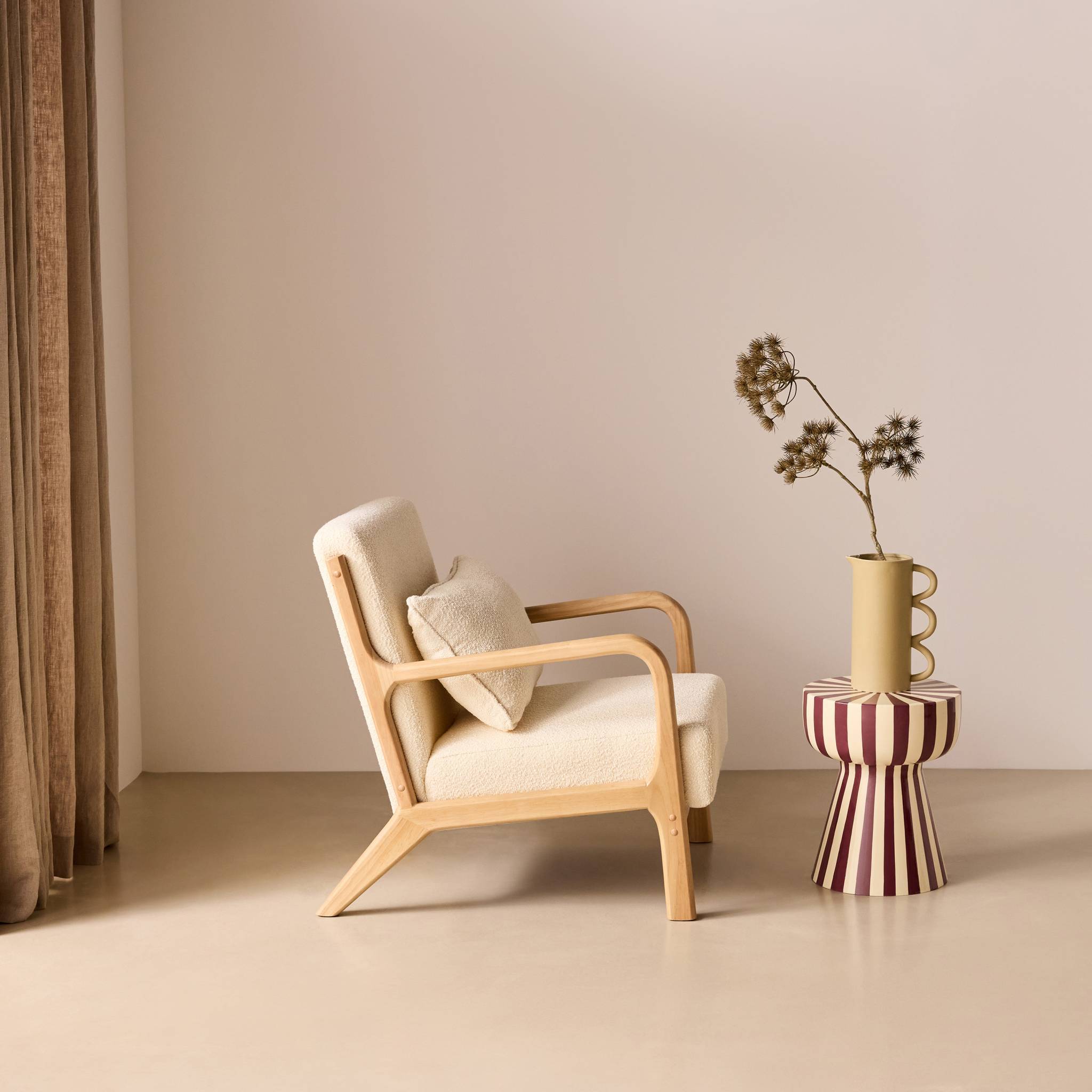 sweeek - Fauteuil à bouclettes blanches texturées. bois et tissu. 1 place droit fixe. pieds compas scandinave. structure en bois solide | sweeek - Image 3