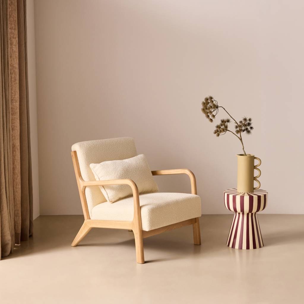 sweeek - Fauteuil à bouclettes blanches texturées. bois et tissu. 1 place droit fixe. pieds compas scandinave. structure en bois solide | sweeek