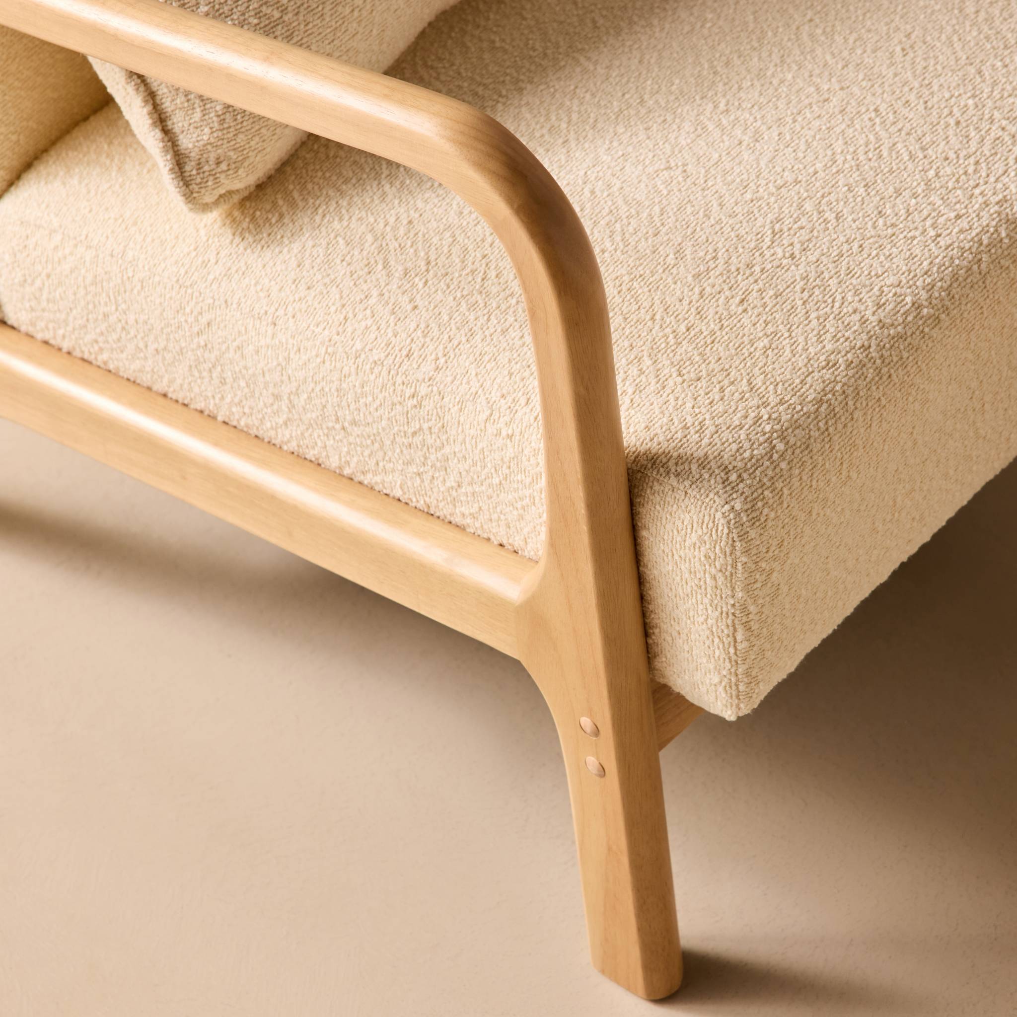 sweeek - Fauteuil à bouclettes blanches texturées. bois et tissu. 1 place droit fixe. pieds compas scandinave. structure en bois solide | sweeek - Image 5