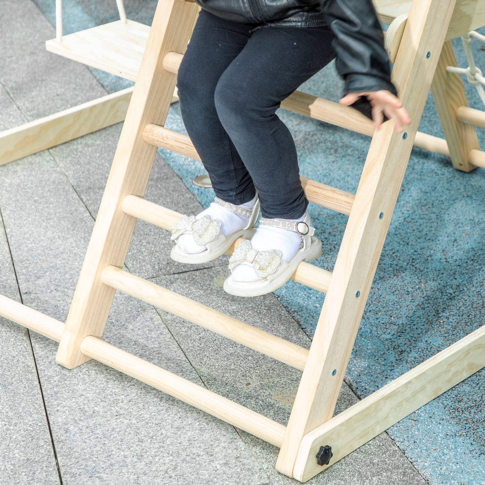 Structure d’escalade intérieure 5-en-1 pliable avec toboggan, balançoire, filet d’escalade et panier basket, 3-6 ans, bois naturel - Image 9