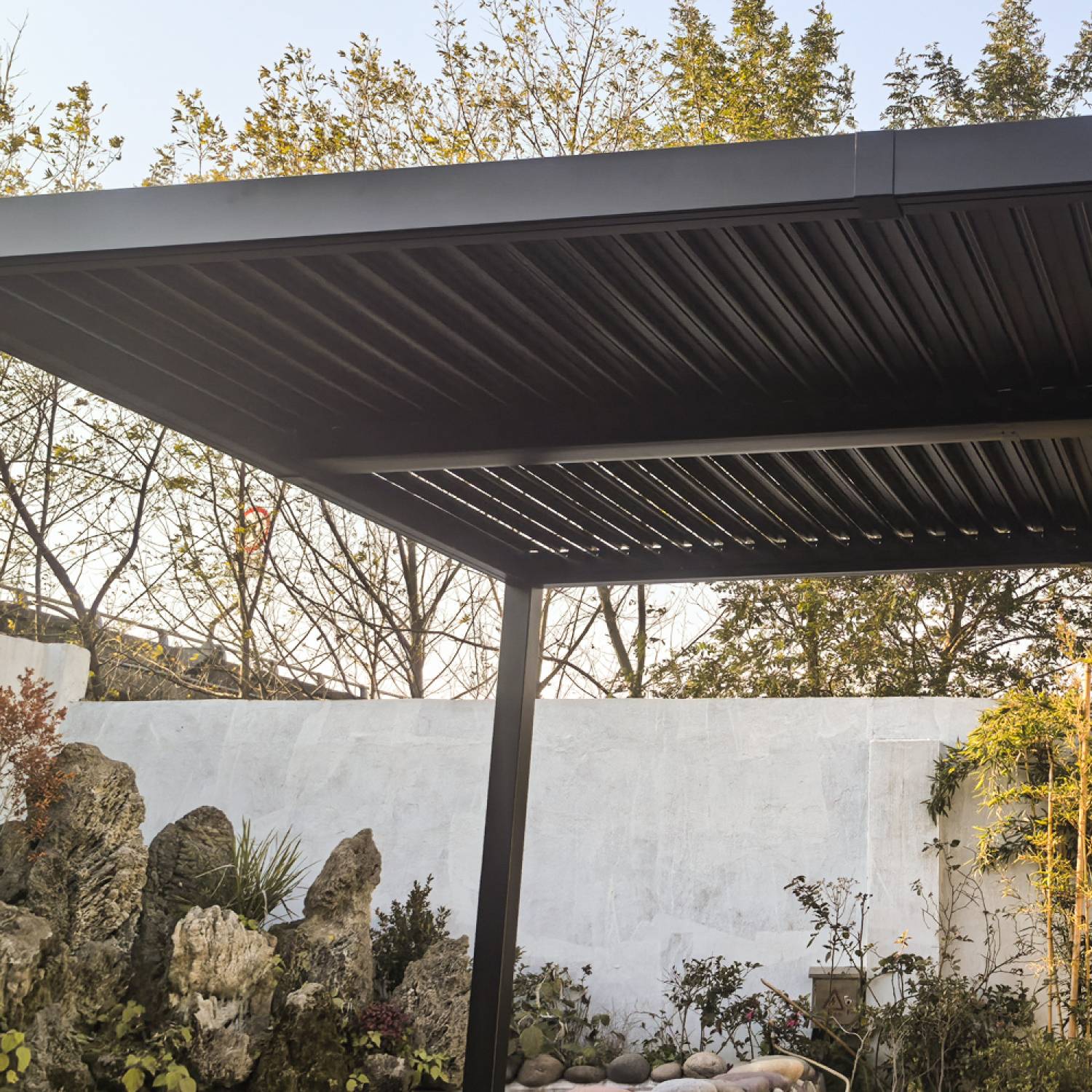 Pergola bioclimatique 4x3m structure et lames en aluminium noir NAXOS - Image 6