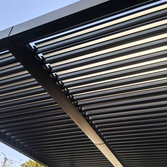 Pergola bioclimatique 4x3m structure et lames en aluminium noir NAXOS - Image 7