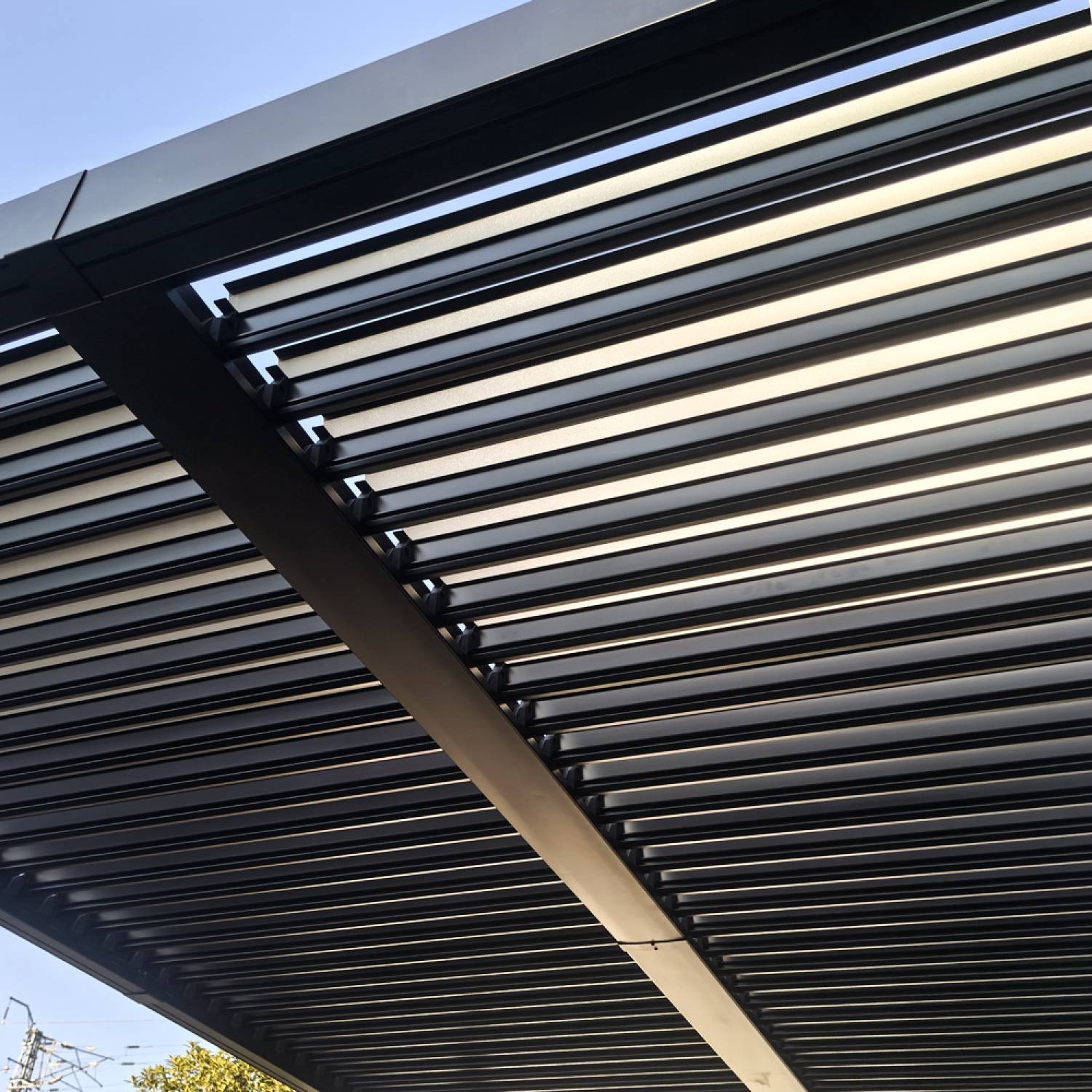 Pergola bioclimatique 4x3m structure et lames en aluminium noir NAXOS - Image 7