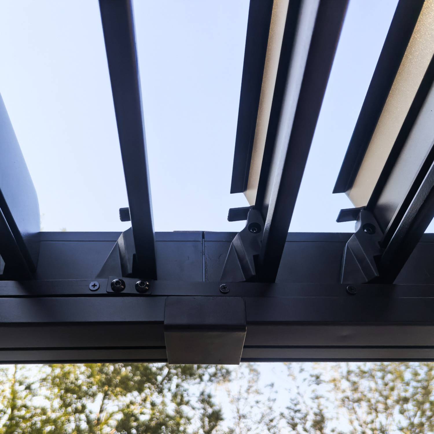 Pergola bioclimatique 4x3m structure et lames en aluminium noir NAXOS - Image 9