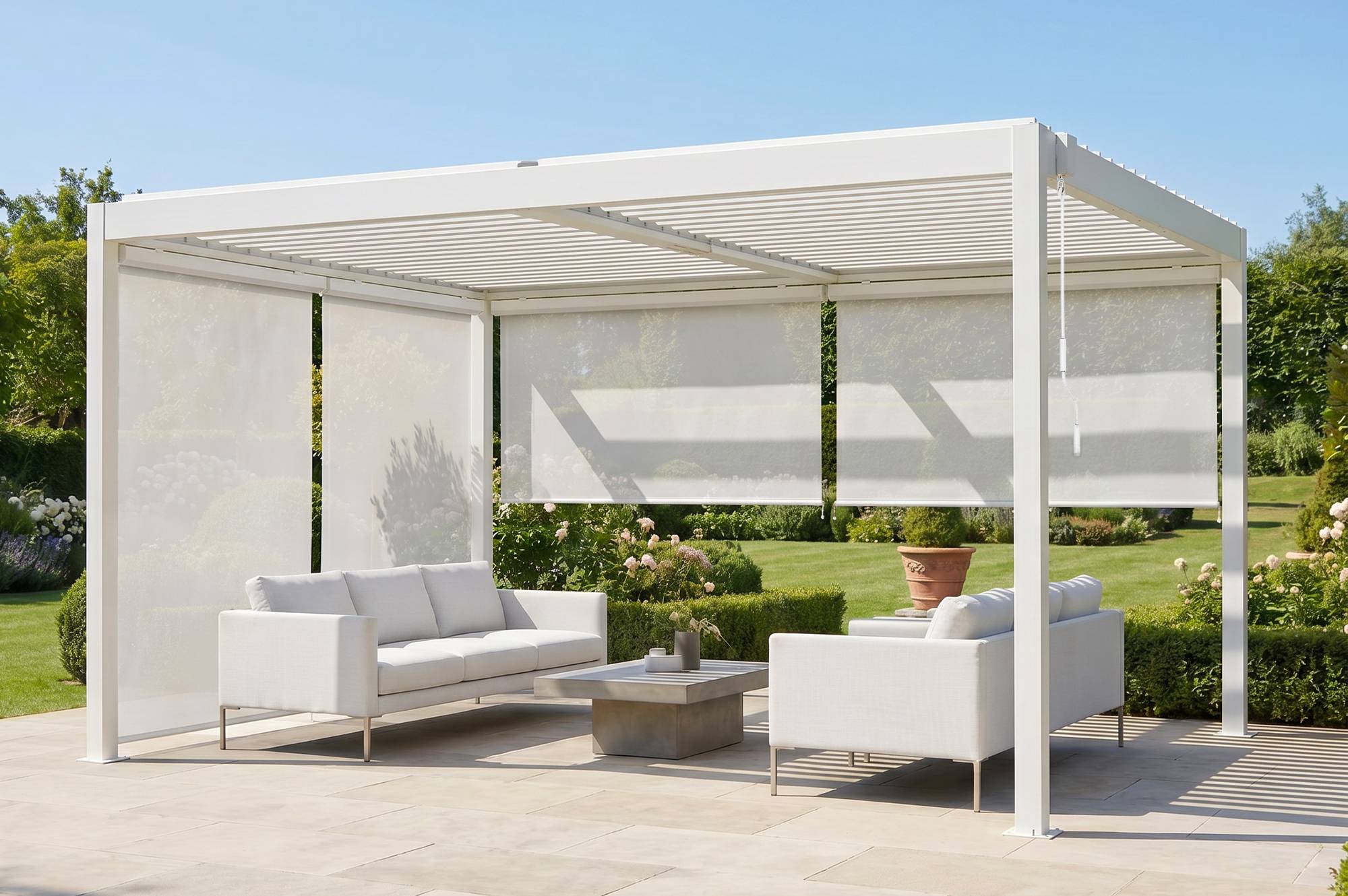CAZEBOO - Pergola bioclimatique 4x3m autoportée PIANA aluminium blanc avec stores rétractables sur 2 côtés (3m + 4m)