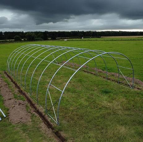 Plastidis - Abri tunnel largeur 8 m pas à 1.50 m  - Long 19.50 m, type 450µ vert/blanc, Façade 1 façade avec filet, Fix. Sol béton - Imagen 9