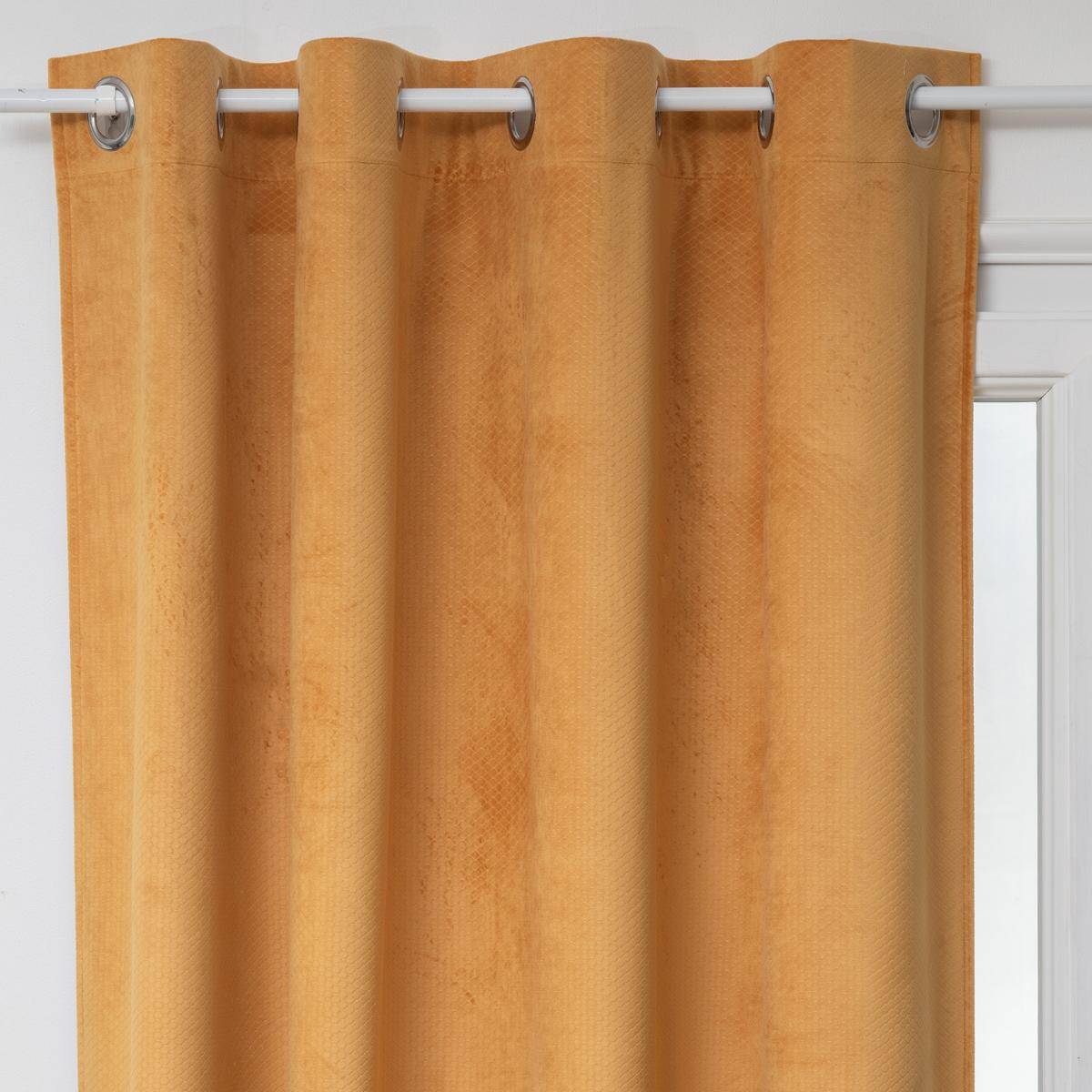 Atmosphera - Lot de 2 Rideaux à  œillets Occultant en Velours Ocre motif en relief 140 x 260 cm - Imagen 2