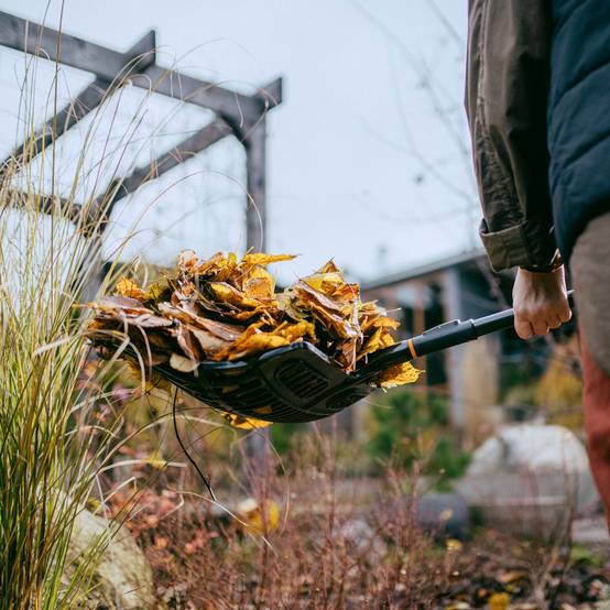 Fiskars - Râteau-pelle - OneClick - ratisser et déplacer les déchets de jardin - Image 4