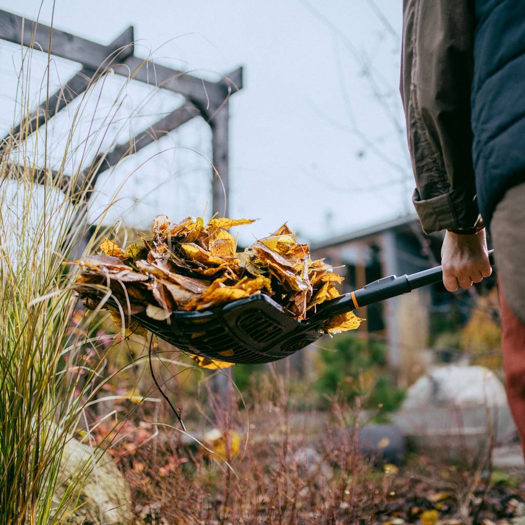 Fiskars - Râteau-pelle - OneClick - ratisser et déplacer les déchets de jardin - Image 4
