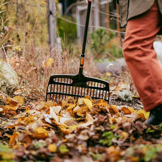 Fiskars - Râteau-pelle - OneClick - ratisser et déplacer les déchets de jardin - Image 3