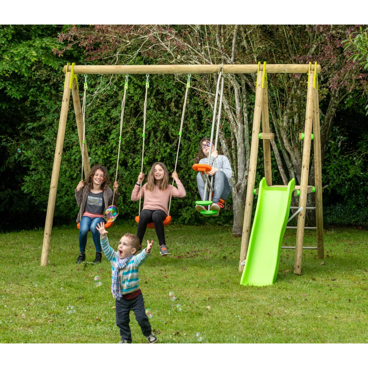 Trigano Jardin - Portique bois avec 2 balançoires + 1 plateforme avec toboggan + 1 siège face à face J-16595P4 Trigano Jardin - Imagen 2